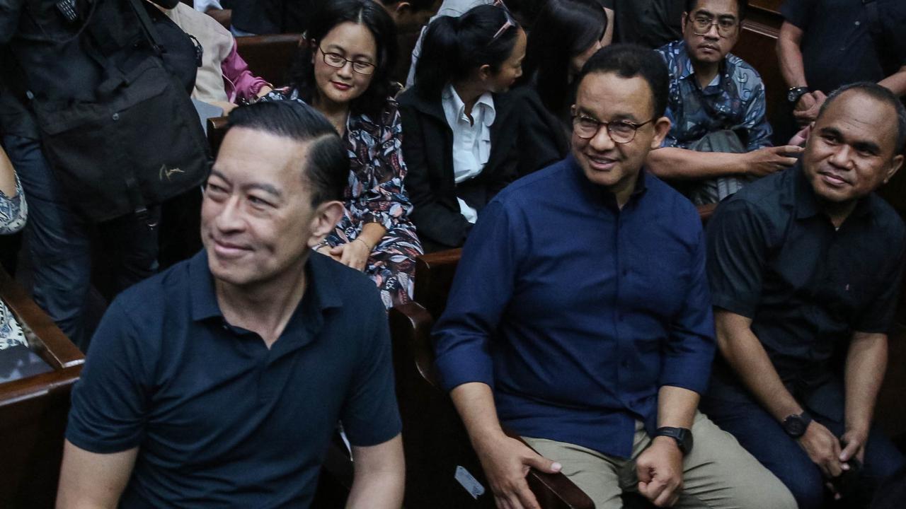 FOTO: Momen Anies Baswedan Temani Tom Lembong Jalani Sidang Perdana Kasus Impor Gula