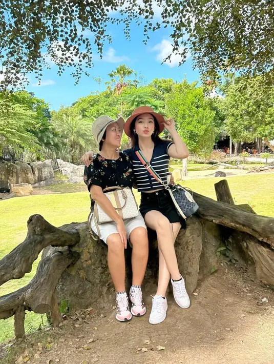 Baru-baru ini liburan ke Bali Zoo bersama sang ibu, Natasha Wilona tampil kasual dengan striped crop top, shorts pants, dan sneakers. [Foto: IG/natashawilona12].
