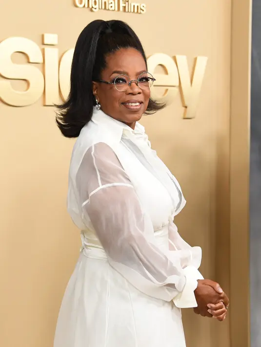 Oprah Winfrey berpose saat menghadiri pemutaran perdana film "Sidney" di Academy Museum of Motion Pictures di Los Angeles, California (21/9/2022). Oprah mengenakan rambut hitamnya dengan kuncir kuda tinggi yang chic, dan menonjolkan fitur-fiturnya dengan bulu mata tebal dan lipstik telanjang. (Jon Kopaloff/Getty Images/AFP)