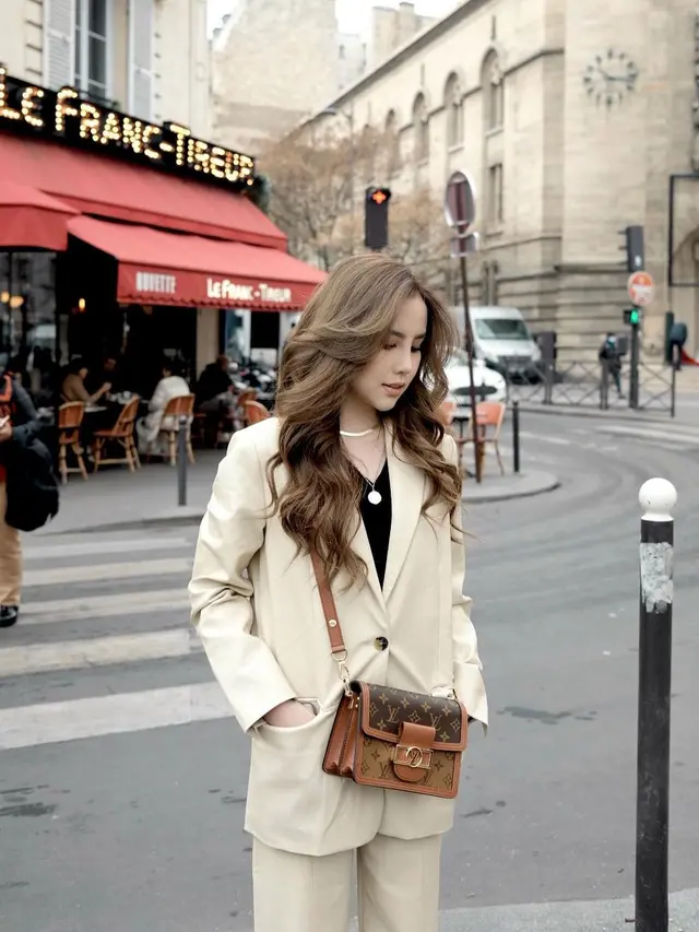 Blazer Jadi Andalan Agatha Chelsea, Nggak Kalah Keren dari Seleb Luar Negeri!