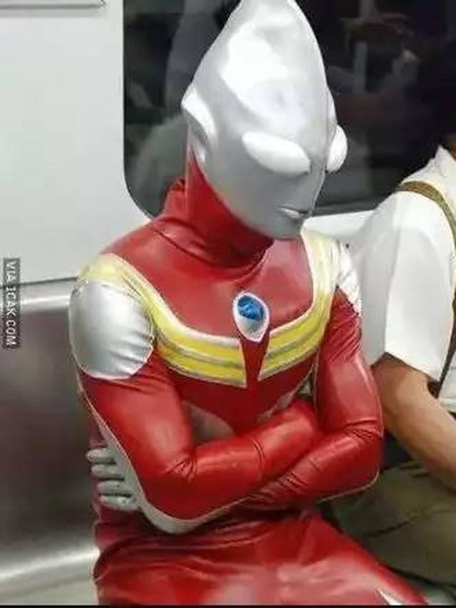 12 Potret Orang Pakai Kostum Ultraman di Tempat Umum Ini Kocak