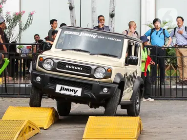 Mobil Jimny menjalani test ketangguhan di medan simulasi offroad yang ada di area track Indonesia International Motor Show (IIMS) 2025, JIExpo Kemayoran, Jakarta, Kamis (13/2/2025). (Liputan6.com/Herman Zakharia)