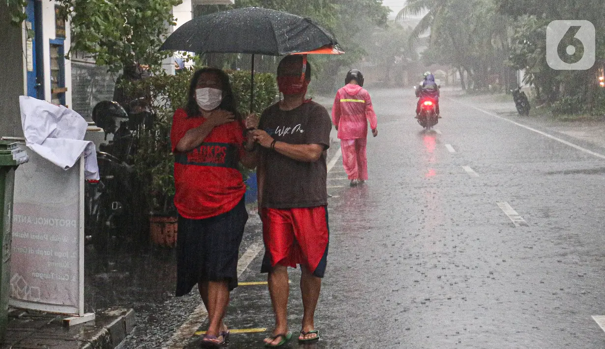 Sejumlah warga antre untuk mendapat takjil gratis di Jalan Cempaka Putih Tengah XXI, Jakarta, Selasa (5/4/2022). Hujan deras yang mengguyur kawasan tersebut tidak menghalangi warga untuk mendapatkan takjil gratis. (Liputan6.com/Herman Zakharia)