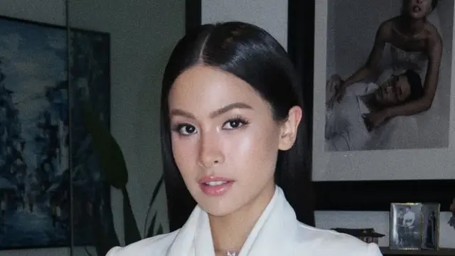 Maudy Ayunda dalam Film Para Perasuk saat Pemutaran Teaser Perdana pakai kain batik dan atasan putih. [@rhay_david]