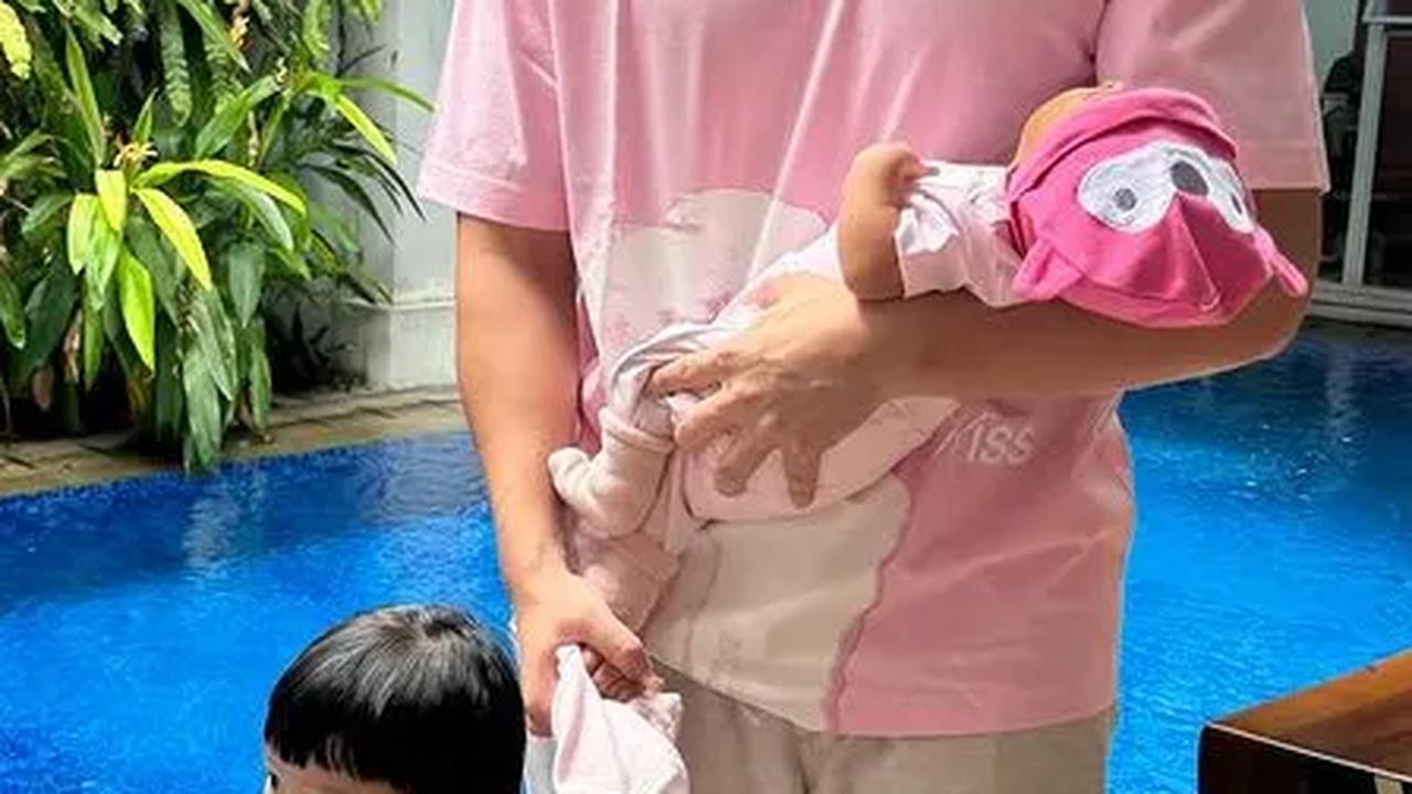 Jadi Ayah Dua Anak, ini Momen Lucu Atta Halilintar Mandikan Ameena dan Azura Sekaligus: Indahnya Keriwuhan Pagi ini