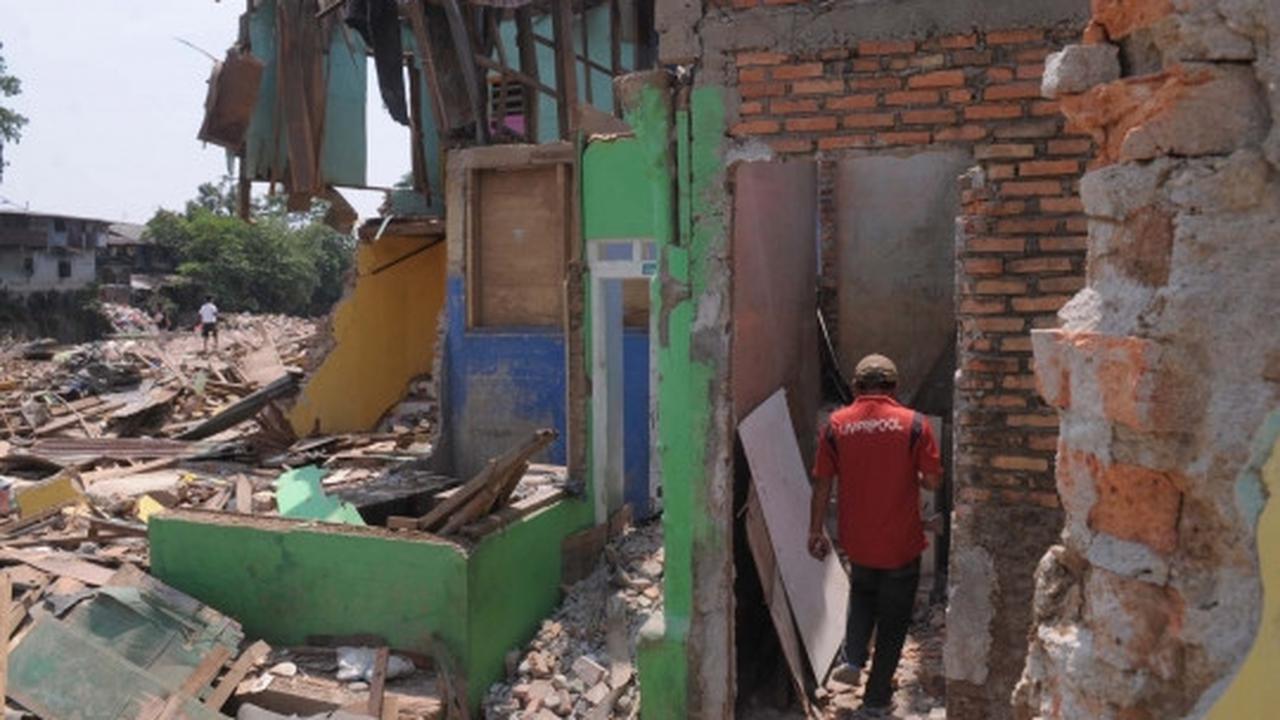 Pasca penggusuran, bantaran Ciliwung mulai dipasangi tiang pancang