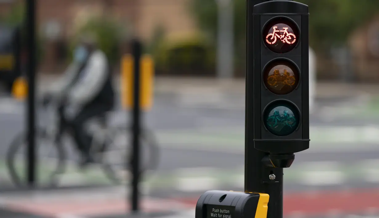Sebuah lampu lalu lintas bagi pesepeda di jalur sepeda persimpangan CYCLOPS (Cycle Optimized Protected Signals) di wilayah selatan Manchester, Inggris (9/7/2020). Persimpangan CYCLOPS ini dibuat untuk mengurangi kemungkinan terjadinya tabrakan atau konflik. (Xinhua/Jon Super)