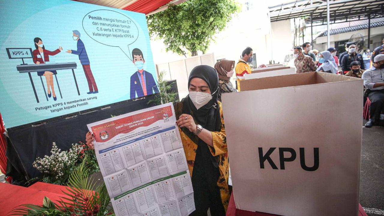 Agus kemudian mengutip Jeffrey A.Winters, dalam bukunya bertajuk oligarchy yang menempatkan oligarki dalam dua dimensi.<br>