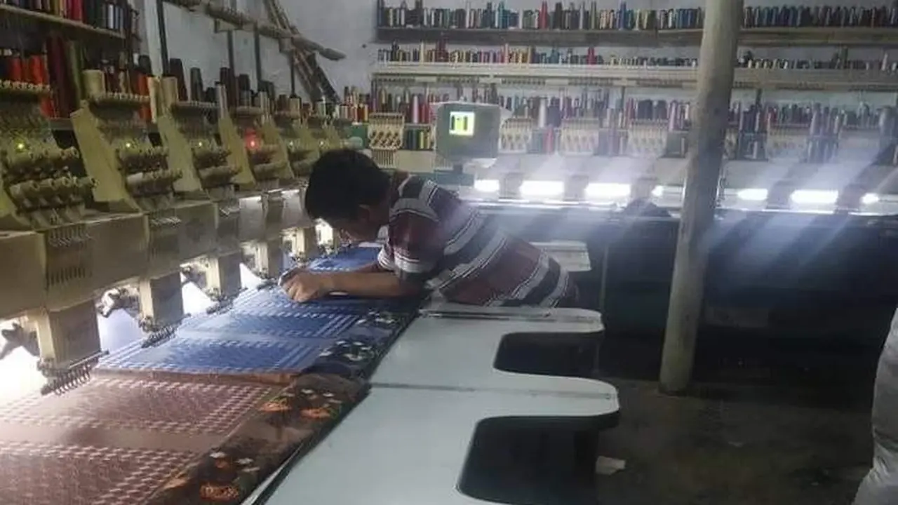 Salah satu pegawai bordir Tasik tengah membetulkan mesin di salah satu sentra UMKM bordir Tasik, Kabupaten Tasikmalaya, Jawa Barat. (Liputan6.com/Jayadi Supriadin)