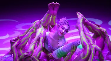 Anggota Troup Acrobat China saat tampil dalam di akhir edisi ke-12 Festival Sirkus Internasional di Capital Circus, Budapest, Hungaria, Minggu (14/1). (AFP PHOTO/Attila KISBENEDEK)