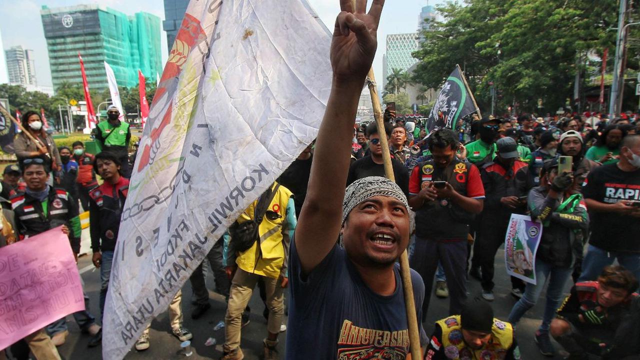 Ratusan pengemudi ojek  daring (online) yang tergabung dalam Koalisi Ojol Nasional (KON) menggelar aksi unjuk rasa di Patung Kuda, Jalan Medan Merdeka Barat, Jakarta, Selasa (29/8/2023).