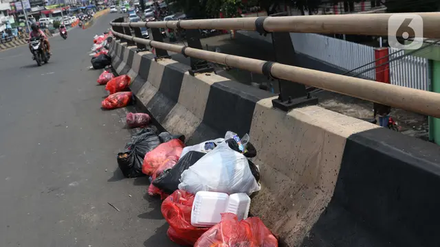 Jorok, Sampah Bertumpuk di Jalanan Kawasan Cibinong