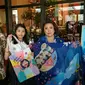 Scarf dan tote bag dengan lukisan karya kolaborasi anak-anak yang mengusung tema kesetaraan. (Liputan6.com/Dinny Mutiah)