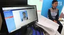 Seorang anak melakukan perekaman data untuk Kartu Identitas Anak (KIA) di mal Living Wolrd Alam Sutera, Tangsel, Senin (17/12). Pembuatan KIA di mall itu untuk memudahkan masyarakat yang ingin mendaftarkan identitas anaknya (Merdeka.com/Arie Basuki)