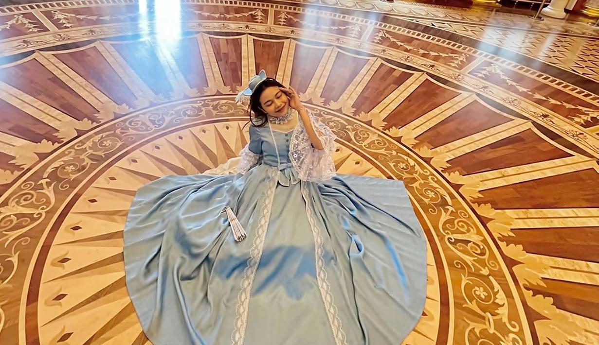 Menikmati indahnya kota Moscow, Rara pun sempat mengunjungi Istana Tsaritsyno. Tampil keren bergaya bak seorang putri kerajaan, pemotretannya ini pun terlihat menawan saat menganakan gaun vintage berwarna biru muda tersebut. (Liputan6.com/IG/@lida_rara06)