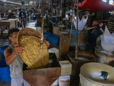 Perajin menyelesaikan pembuatan tahu di Duren Tiga Jakarta Selatan, Selasa 14 April 2026, di tengah kenaikan harga kedelai yang berdampak pada biaya produksi. Harga kedelai tercatat meningkat dari kisaran Rp 10.000 per kilogram menjadi Rp 11.200 per kilogram. (merdeka.com/Arie Basuki)