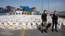 Kokain dalam jumlah besar yang disembunyikan di dalam pupuk diperlihatkan di Pelabuhan Ambarli di Istanbul, Turki, pada 6 Oktober 2020. Polisi Turki menyita 228 kilogram kokain di sebuah pelabuhan yang berada di kota terpadat di Turki, Istanbul, dan menahan sembilan tersangka. (Xinhua/Osman Orsal)