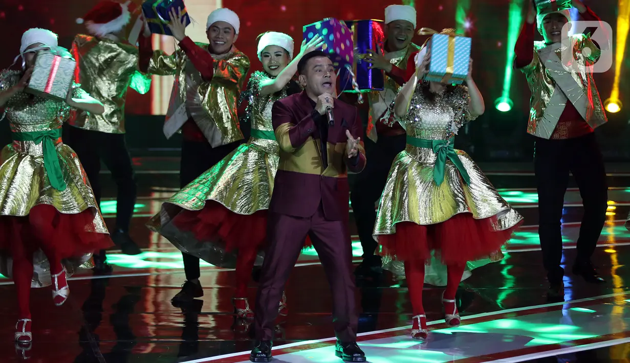 Penyanyi Judika tampil dalam "Christmas Concert The Greatest Love" di Studio 6 Emtek City, Daan Mogot, Jakarta, Kamis (19/12/2019). Selain Agnez Mo, beberapa penyanyi ternama di Indonesia juga mengisi acara tersebut antara lain, Delon, Joy Tobing, Judika dan Nikita . (Liputan6.com/Johan Tallo)
