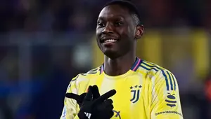 Pemain depan Juventus asal Prancis #20, Randal Kolo Muani, merayakan gol kedua timnya lewat tendangan penalti selama pertandingan Serie A Italia antara Como dan Juventus di Stadion Giuseppe Sinigaglia di Como, Italia, Sabtu dini hari WIB (8-2-2025). (Piero CRUCIATTI/AFP)