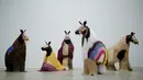 Para penari mengenakan kostum menyerupai kuda berpose saat jumpa pers di Sydney, Australia (8/11). Karya ini adalah kreasi seniman Amerika yang bernama Nick Cave yang akan dibawakan oleh 30 orang penari. (Reuters/Jason Reed)