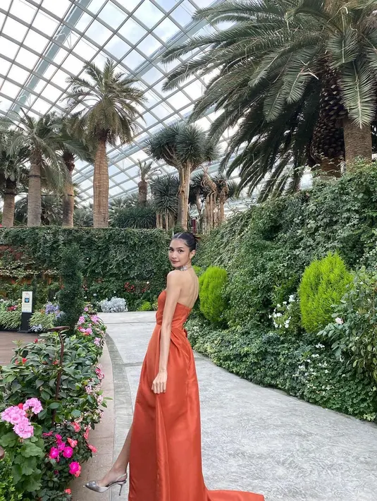 Gaun terlihat nampak belakang memiliki train atau menyerupai jubah yang menjuntai ke lantai. (Foto: Instagram @miktambayong)