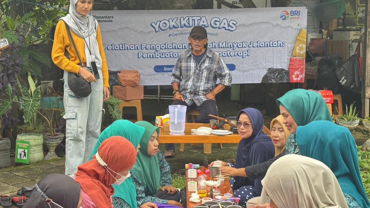 BRI Peduli Beri Pelatihan Pengolahan Limbah Minyak Jelantah di Bank Sampah Bogor