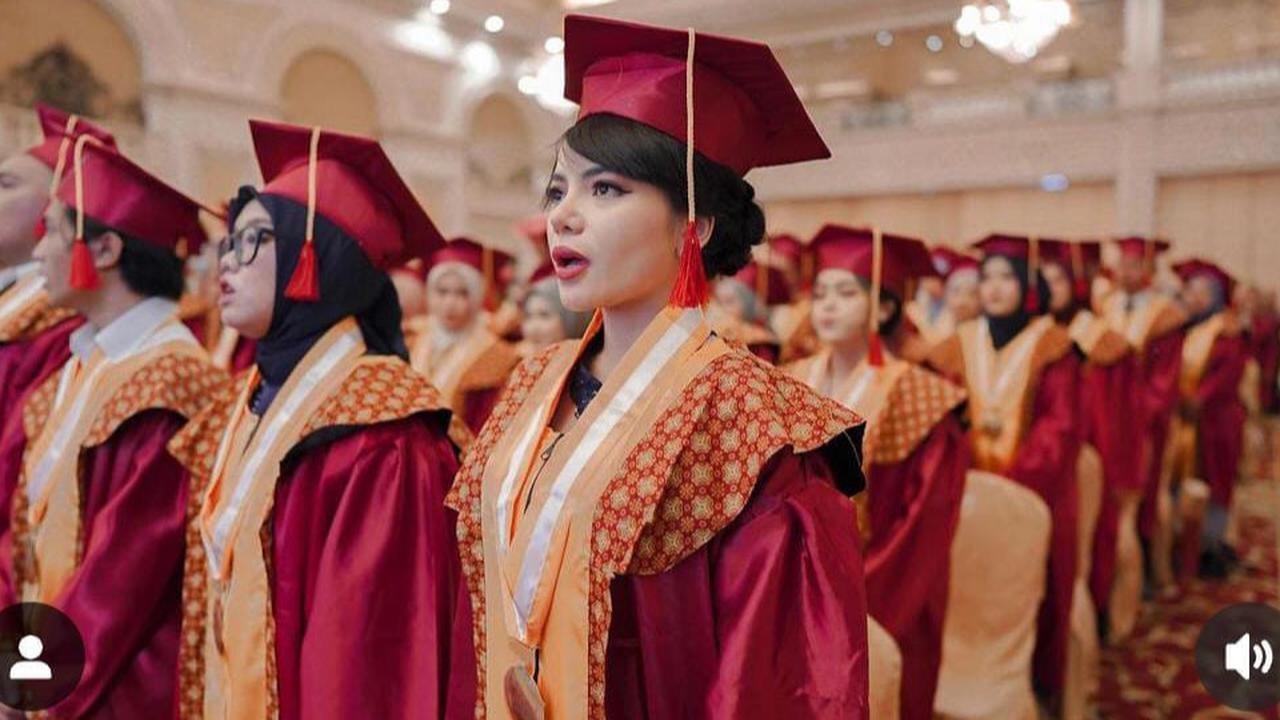 Potret Dinar Candy Jalani Wisuda, Ternyata Selama Ini Diam-diam Kembali Lanjutkan Kuliah di Surabaya