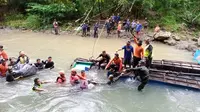 Salah satu jasad korban Bus Sriwijaya berhasil dievakuasi di Sungai Lematang Pagar Alam Sumsel (Dok. Humas Basarnas Palembang / Nefri Inge)