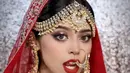Jharna Bhagwani menampilkan full makeup yang luar biasa flawless dan dirinya yang mengenakan saree pengantin India berwarna merah. Berbagai aksesori khas pengantin perempuan India juga lengkap dikenakan olehnya. [Foto: Instagram/jharnabhagwani]