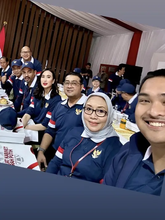 Selama retret kabinet berlangsung, penampilan Widhi selalu terlihat memukau tanpa tampil dengan memamerkan barang branded.  [Foto: Instagram/ Widi Wardhana]