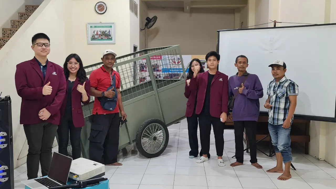 Gerobak Sampah Mahasiswa Universitas Ciputra untuk Lebo Agung