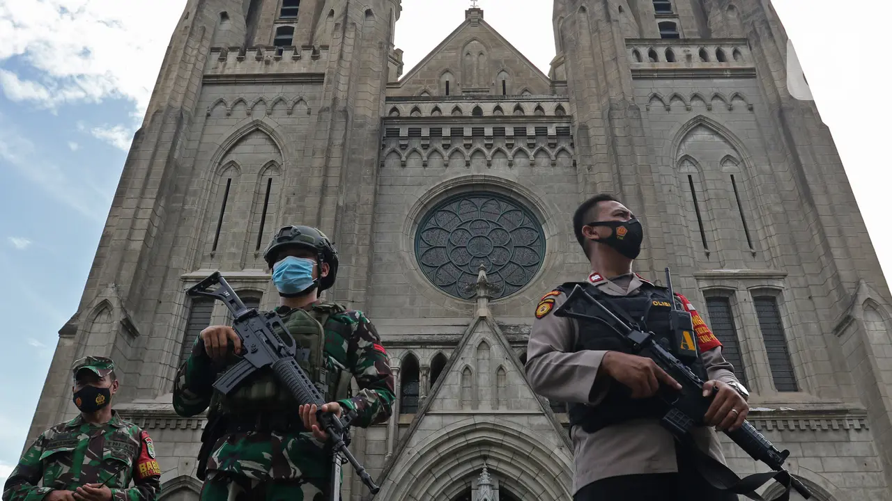 FOTO: TNI - Polri Amankan Perayaan Paskah di Gereja Katedral