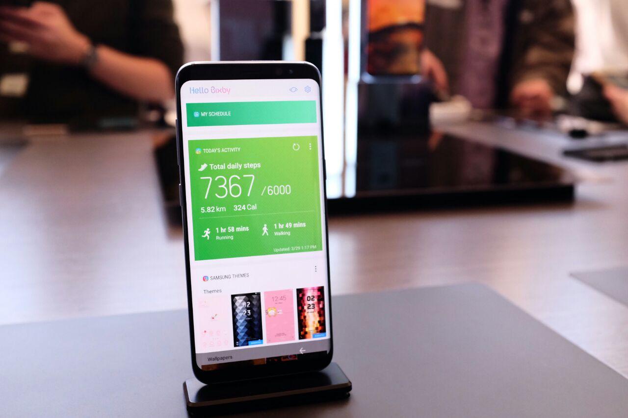 Menjajal asisten virtual Bixby di Samsung Galaxy S8. (Liputan6.com/Iskandar)