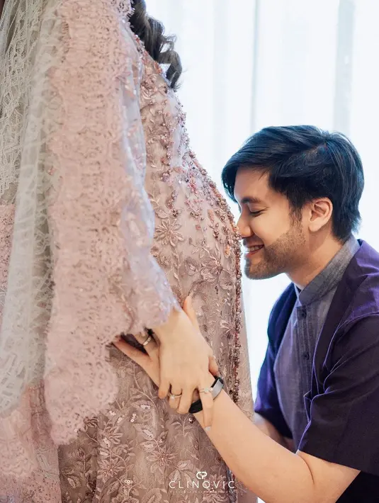 Mencium baby bump, Kevin Aprilio sebentar lagi jadi sosok ayah. Pria 34 tahun ini tampil gagah dan macho. Terlihat brewok tipis Kevin hasil transplantasi rambutnya yang sukses. (Liputan6.com/IG/@vicymelanie)
