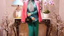 Perempuan yang akrab disapa Incess ini memadukan set top warna hijau dengan blazer pink. Tak lupa tas Hermes Kelly 20 Vert Fonce Sellier Alligator Mississippi Lisse GHW yang membuat looknya terlihat berkelas. (Instagram/princessyahrini).