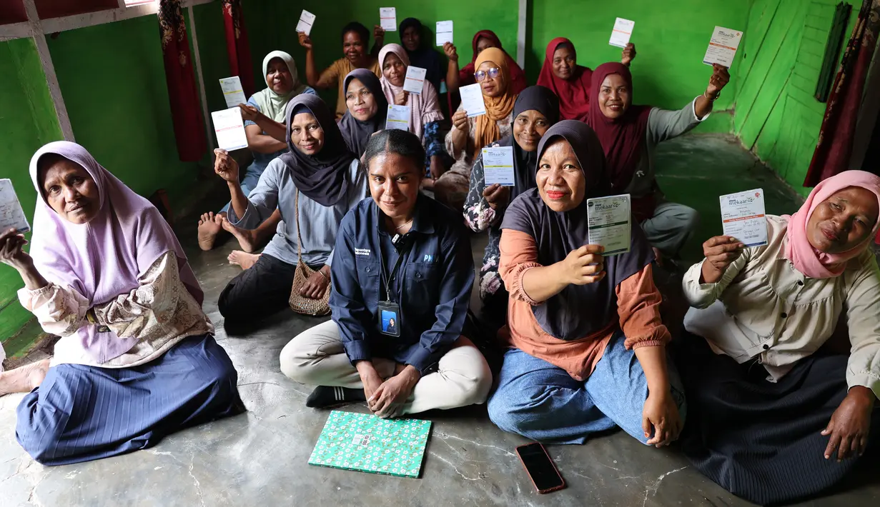 Ragaia Sosir bersama anggota PNM Mekaar Kampung Arar. Selain menjalankan usaha dan melayani transaksi warga, ia juga aktif dalam kegiatan kelompok Mekaar. (Sumber: BRI/Advertorial)