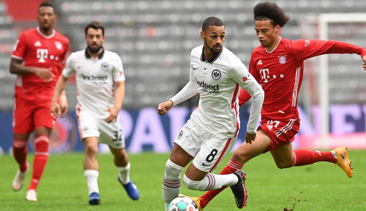 Gelandang Bayern Munchen, Leroy Sane, berebut bola dengan gelandang Eintracht Frankfurt, Djibril Sow, pada laga lanjutan Liga Jerman di Allianz Arena, Sabtu (24/10/2020) malam WIB. Bayern Munchen menang 5-0 atas Eintracht Frankfurt. (AFP/Christof Stache/various sources)