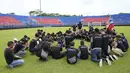 Para pemain dan ofisial klub Arema FC berdoa untuk para korban kerusuhan Stadion Kanjuruhan Malang di Malang, Senin, 3 Oktober 2022. Ratusan orang meninggal dunia dalam tragedi kerusuhan pada pertandingan sepak bola antara Arema Vs Persebaya di Stadion Kanjuruhan. (AP Photo/Achmad Ibrahim)