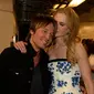 Sesekali terlihat, Nicole Kidman mencium kepala Keith Urban saat menghadiri CMT Music Awards 2014 di Bridgestone Arena, Nashville, Tennessee, (4/6/2014). (AFP/Rick Diamond)