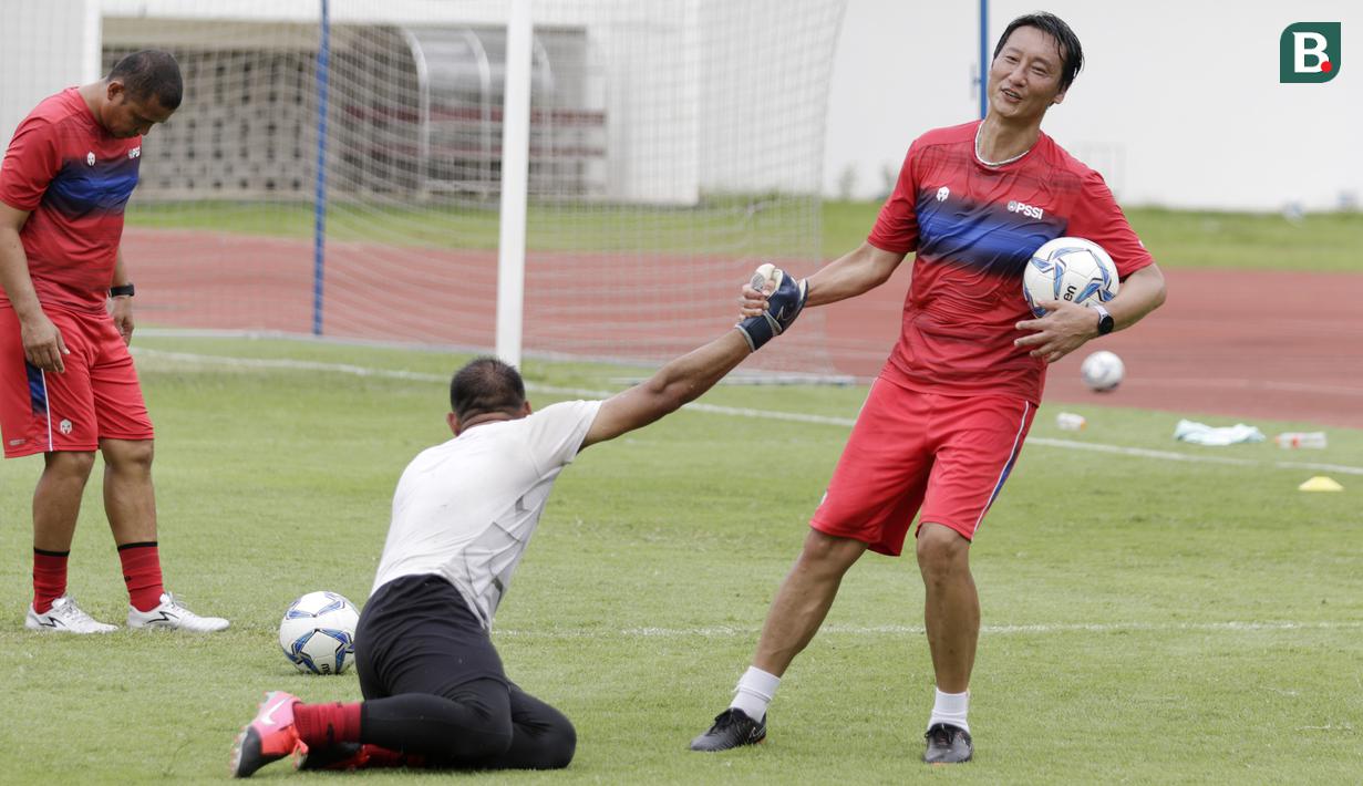 Pelatih kiper Timnas Indonesia, Kim Hae-Woon, membantu Andritany Ardhiayasa untuk berdiri saat latihan di Stadion Madya, Jakarta, Selasa, (18/2/2020). Untuk meningkatkan performa kiper, Shin Tae-yong menambah porsi waktu latihan. (Bola.com/M Iqbal Ichsan)
