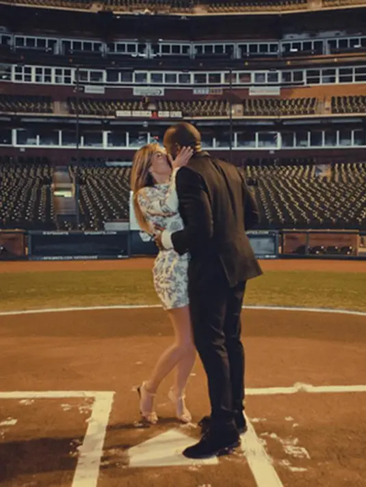 Kanye melamar Kim di sebuah lapangan stadion baseball, AT&T Park, San Francisco. Di salah satu foto yang diunggahnya. (Via Instagram/@kimkardashian)