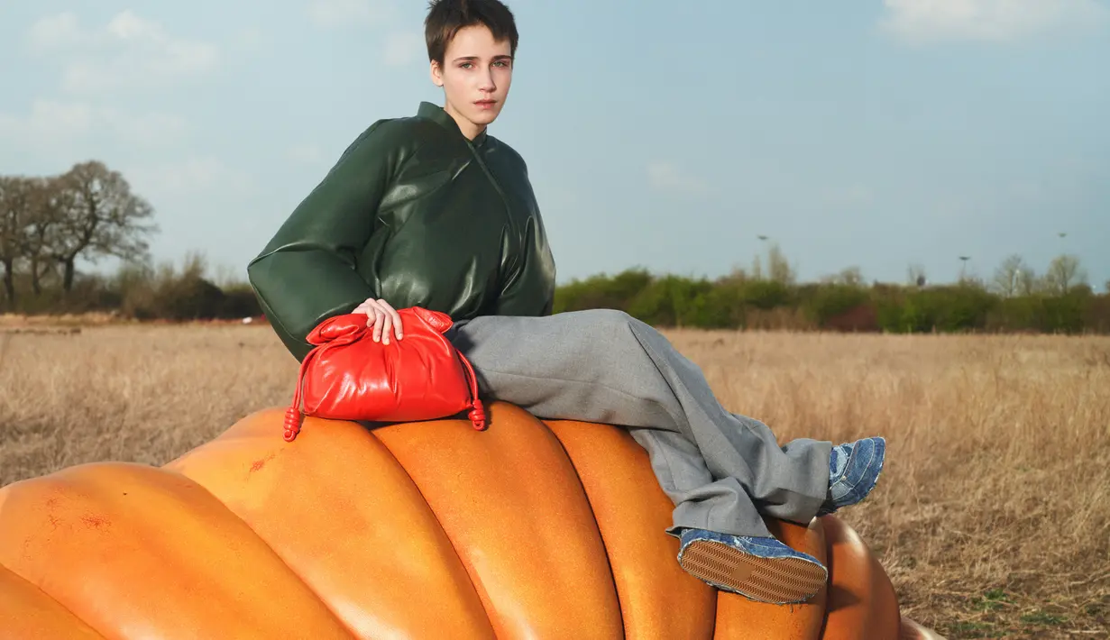 Jaket dikerutkan di bagian leher atau dada.Jentikan gaun, membeku dalam waktu. Blus puffer, gaun rajutan yang mengembang. /Foto dok LOEWE.