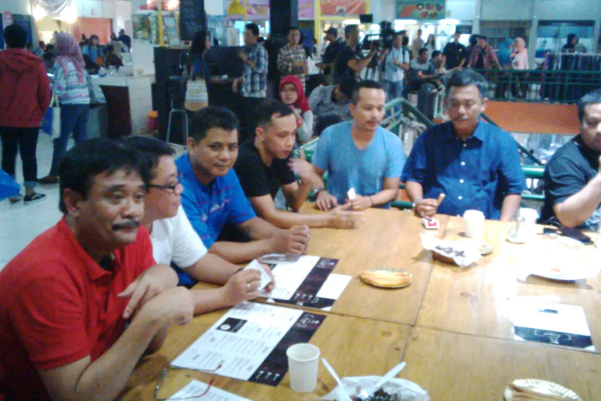 Blusukan ke Pasar Santa, Cawagub Jakarta Minum Beer Halal