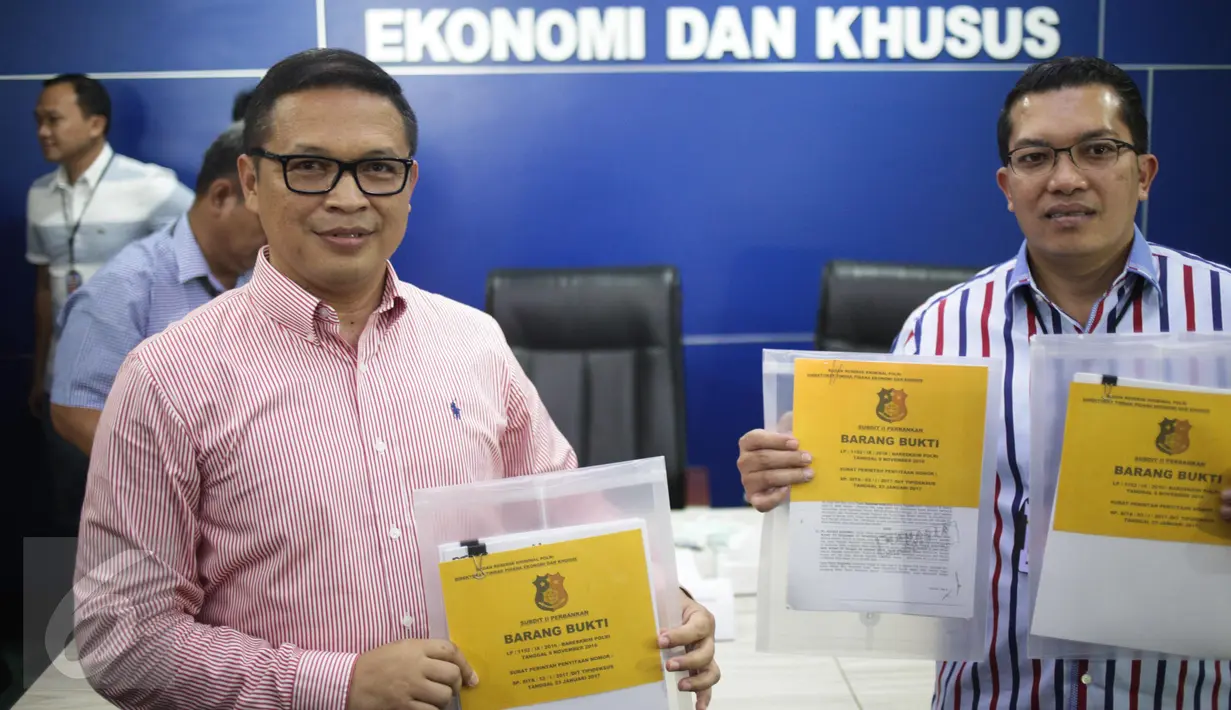 Direktur Tipideksus Brigjen Agung Setya (kiri) menunjukan barang bukti saat rilis pelaku pembobol 7 Bank dengan total kerugian sekitar Rp 1 triliun di Bareskrim Polri, Jakarta, Kamis (9/3). (Liputan6.com/Faizal Fanani)