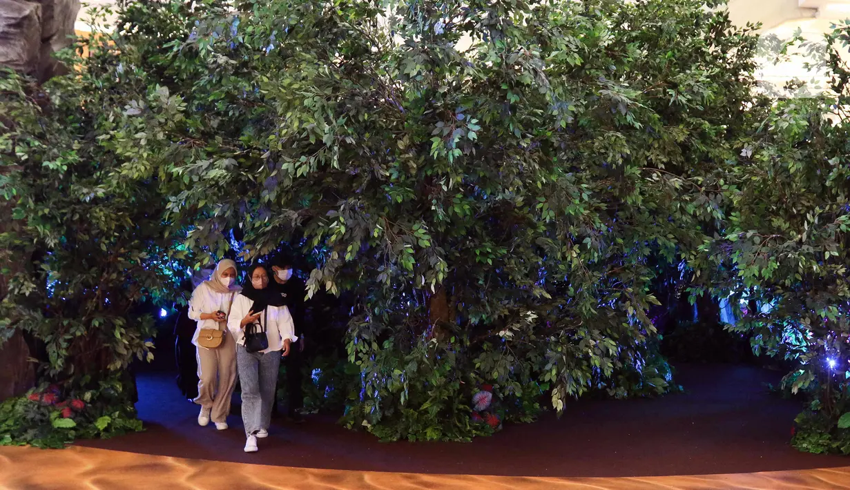 Pengunjung menjelajahi dunia pandora ala Avatar di Senayan City, Jakarta, Senin (14/12/2022). Senayan City menghadirkan Festive Season – The Festive Mood mulai tanggal 12 Desember – 8 Januari 2023, salah satunya Avatar Pandora Experience. (Liputan6.com/Herman Zakharia)