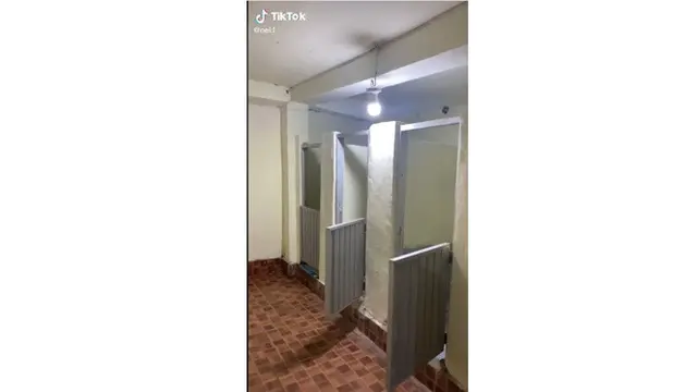 Hanya Ada Separuh Pintu, Desain Toilet Umum Ini Bikin Cemas saat Buang Air
