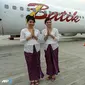 Dua orang pramugari berdiri disamping sebuah pesawat Boeing 737-900. Maskapai Batik Air , anak perusahaan Lion Airi Bandara Soekarno - Hatta. (AFP/Adek Berry/wwn)