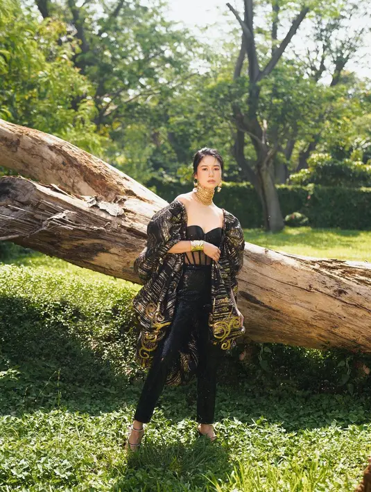 Dalam foto tersebut, pemeran film Nana Itu tampil stunning dalam balutan Sebastian Gunawan. [cr: @winstongomez].