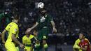 Gelandang Persebaya, Aryn Williams, berusaha menyundul bola ke gawang Persik Kediri di laga pembuka Shopee Liga 1 2020, Sabtu (29/2). Persebaya dan Persik bermain imbang 1-1. (Bola.com/Yoppy Renato)