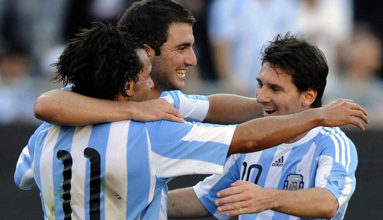 Awal Gonzalo Higuain (tengah) menemani Lionel Messi pada Piala Dunia 2010. Di Piala Dunia 2014 duet Higuain - Messi kian padu dengan hasil membawa Tim Tango tampil di final. Namun, timnas Argentina gagal meraih trofi bergengsi tersebut setelah kalah dari Jerman. (AFP/Juan Mabromata)